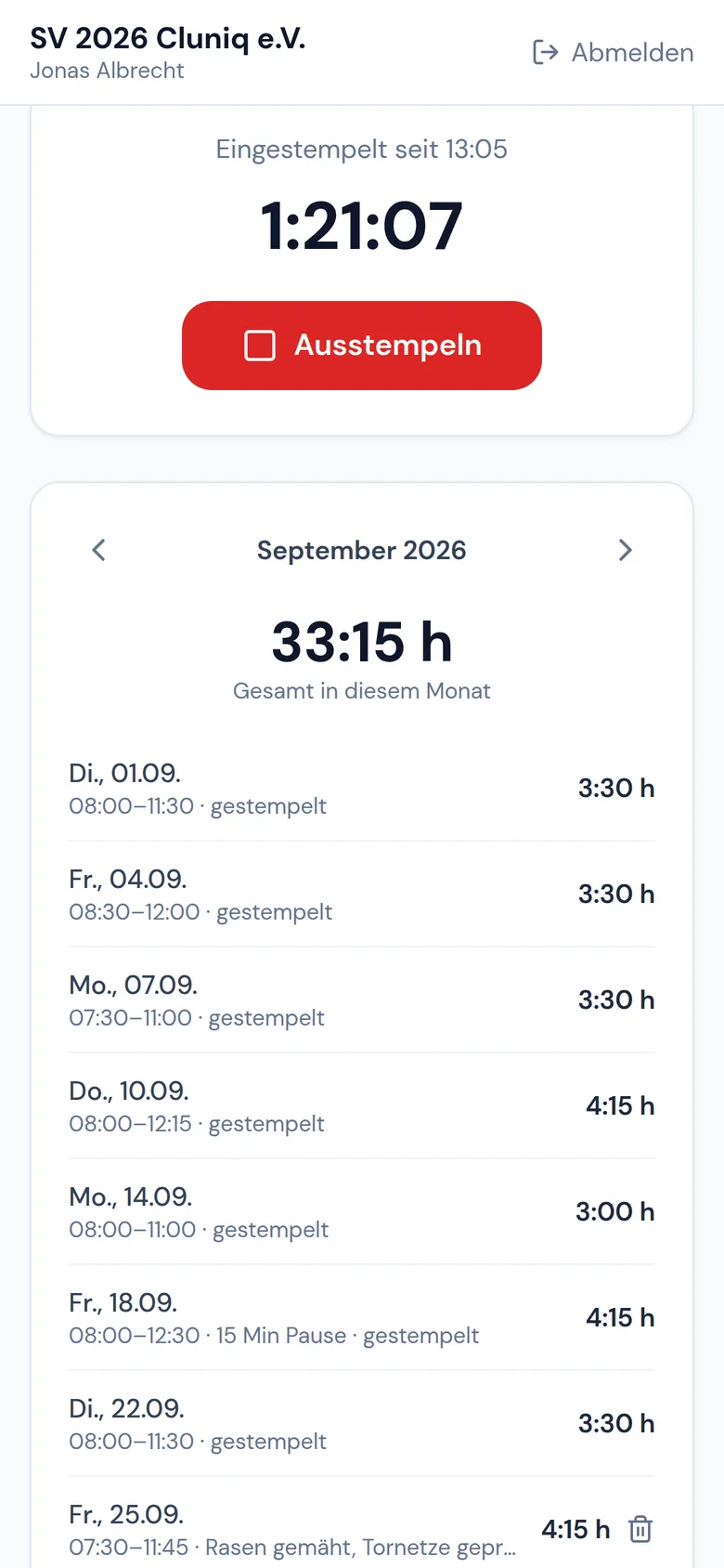 Die Stempeluhr auf dem Telefon: eingestempelt seit 13:05, Monatssumme und gestempelte Tage